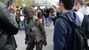 Seorang peserta mengenakan kostum zombie berpose saat mengikuti "Zombie Walk" di Paris, Prancis (7/10). Acara ini diadakan setiap tahun dan manjadi daya tarik untuk wisatawan. (AFP Photo/Thomas Samson)