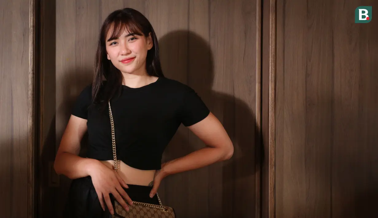Pemain Timnas Voli Putri Indonesia, Yolla Yuliana berpose di depan fotografer setelah konferensi pers AVC Challenge Cup for Women 2023 yang berlangsung di Senayan City, Jakarta, Selasa (14/06/2023). Yolla kembali masuk ke dalam daftar nama skuad asuhan Timnas Voli Putri Indonesia untuk ajang AVC Challenge Cup for Women 2023 yang akan berlangsung pada 18-25 Juni 2023 di GOR Tri Dharma, Gresik, Jawa Timur. (Bola.com/Bagaskara Lazuardi)