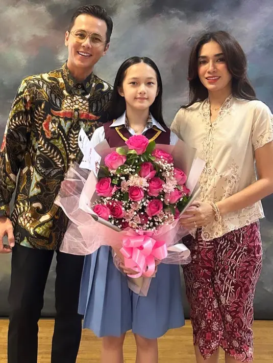 <p>Paduan flat shoes cokelat bikin penampilan Ussy tidak seperti orangtua murid [@andhiiikapratama]</p>