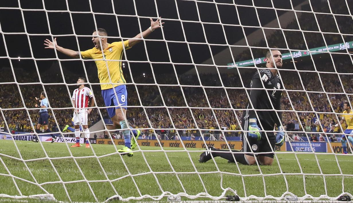 Kiper Paraguay, Antony Silva kecewa saat gagal menghalau gol Philippe Coutinho  pada laga Kualifikasi Piala Dunia 2018 zona Conmebol di Arena Corinthians Stadium,  Sao Paulo, Brasil, Selasa (28/3/2017). Brasil menang 3-0. (AP/Andre Penner)