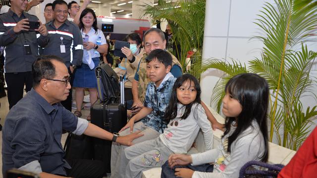 Menteri Perhubungan Budi Karya Sumadi meninjau Stasiun Kereta Cepat Whoosh Halim di Jakarta, Minggu (19/11/2023). (Dok Kemenhub)