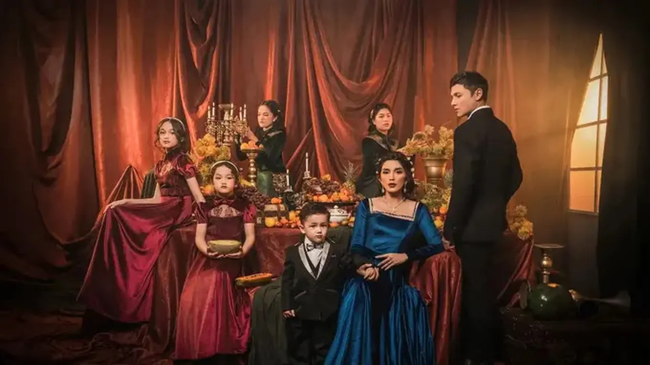 Potret Andhika Pratama dan Ussy Sulistiawaty bersama anak-anaknya (Sumber: Instagram/@andhiiikapratama)