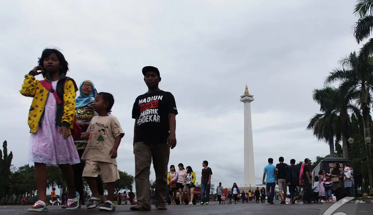Objek wisata Monumen Nasional (Monas) ramai dikunjungi saat libur tahun baru, Jakarta, Kamis (1/1/2015). (Liputan6.com/Faizal Fanani)
