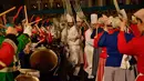 Sejumlah orang mengenakan seragam dan kostum juru masak sambil memainkan alat musik pukul saat mengikuti perayaan La Tamborrada di kota Basque San Sebastian, Spanyol (20/1). (AP Photo / Alvaro Barrientos)