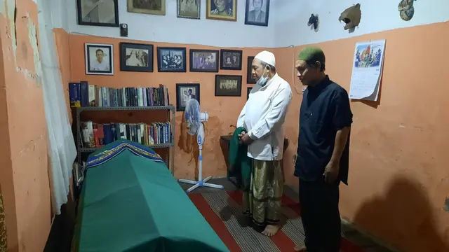 Para peziarah mendoakan jenazah Hasnan Singodimayan sebelum dimakamkan. (Istimewa)