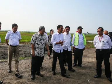 Presiden Joko Widodo didampingi sejumlah menteri kabinet beserta Gubernur Jawa Barat meninjau Bandar Udara (Bandara) Internasional Kertajati di Majalengka, Jawa Barat, Kamis (14/1). (Liputan6.com/Faizal Fanani)