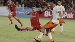 Bek Persija Jakarta, Jaimerson, mengahdang striker Borneo FC, Lerby Eliandry, pada laga Liga 1 di SUGBK, Jakarta, Sabtu (14/4/2018). Persija unggul 1-0 atas Borneo FC di babak pertama. (Bola.com/M Iqbal Ichsan)