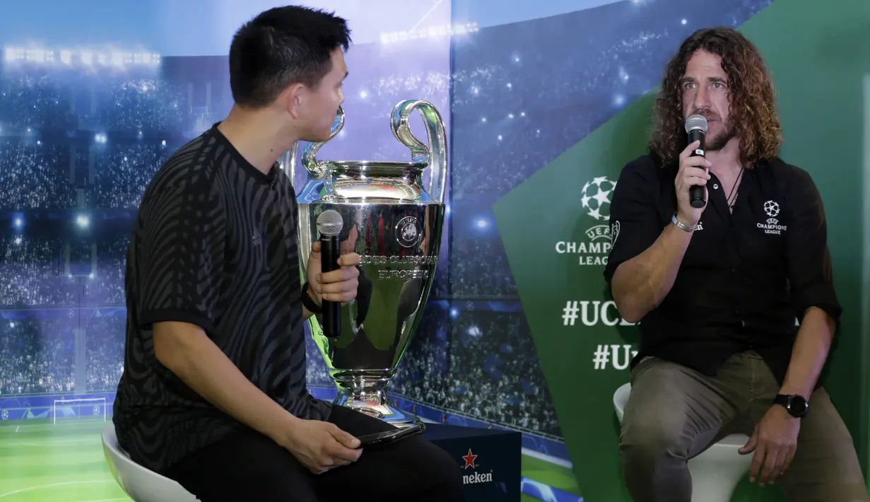 Legenda Barcelona, Carles Puyol, menjawab pertanyaan saat jumpa fans di Jakarta, Senin (11/3). Jumpa fans ini dalam rangka UEFA Champions League Trophy Tour di Indonesia. (Bola.com/Vitalis Yogi Trisna)