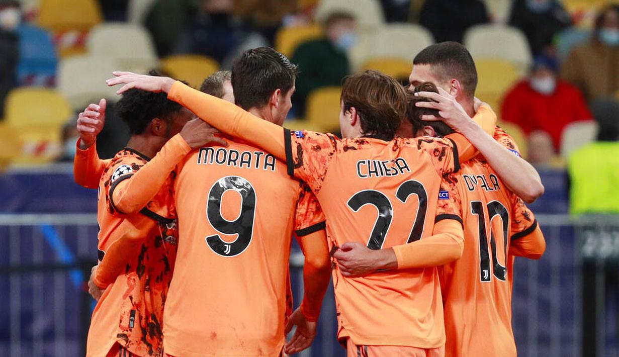 Para pemain Juventus merayakan gol yang dicetak oleh Alvaro Morata ke gawang Dynamo Kyiv pada laga Liga Champions di Stadion Olimpiyskiy, Rabu (21/10/2020). Juventus menang dengan skor 2-0. (Valentyn Ogirenko/Pool via AP)