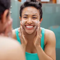 Untuk kamu yang suka cuci muka pakai sabun mandi, coba deh baca ini. (Foto: cells4beauty.com)