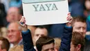 Salah satu suporter Manchester City membawa ucapan selamat ulang tahun buat Yaya Toure saat Laga Liga Premier Inggris di Etihad Stadium, Minggu (10/5/2015). Manchester City menang 6-0 atas QPR. (Reuters/Jason Cairnduff)