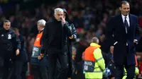 Pelatih Manchester United, Jose Mourinho dan pelatih Juventus, Massimiliano Allegri meninggalkan lapangan usai pertandingan melawan Juventus pada grup H Liga Champions di Old Trafford, Inggris (23/10). Juventus menang atas MU 1-0. (AP Photo/Dave Thompson)