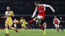 Bek Arsenal, Nacho Monreal, mengirimkan umpan saat melawan Crystal Palace. Sejak awal laga Arsenal terus menekan Palace, total The Gunners melakukan tujuh kali tembakan ke arah gawang, sementara Palace hanya empat kali. (Reuters/Stefan Wermuth)