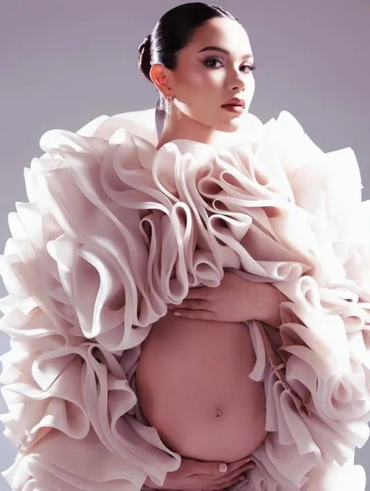 Perhiasan dari Bvlgari jadi sentuhan mewah untuk tampilan fashionable mama Alyssa Daguise [@alyssadaguise]