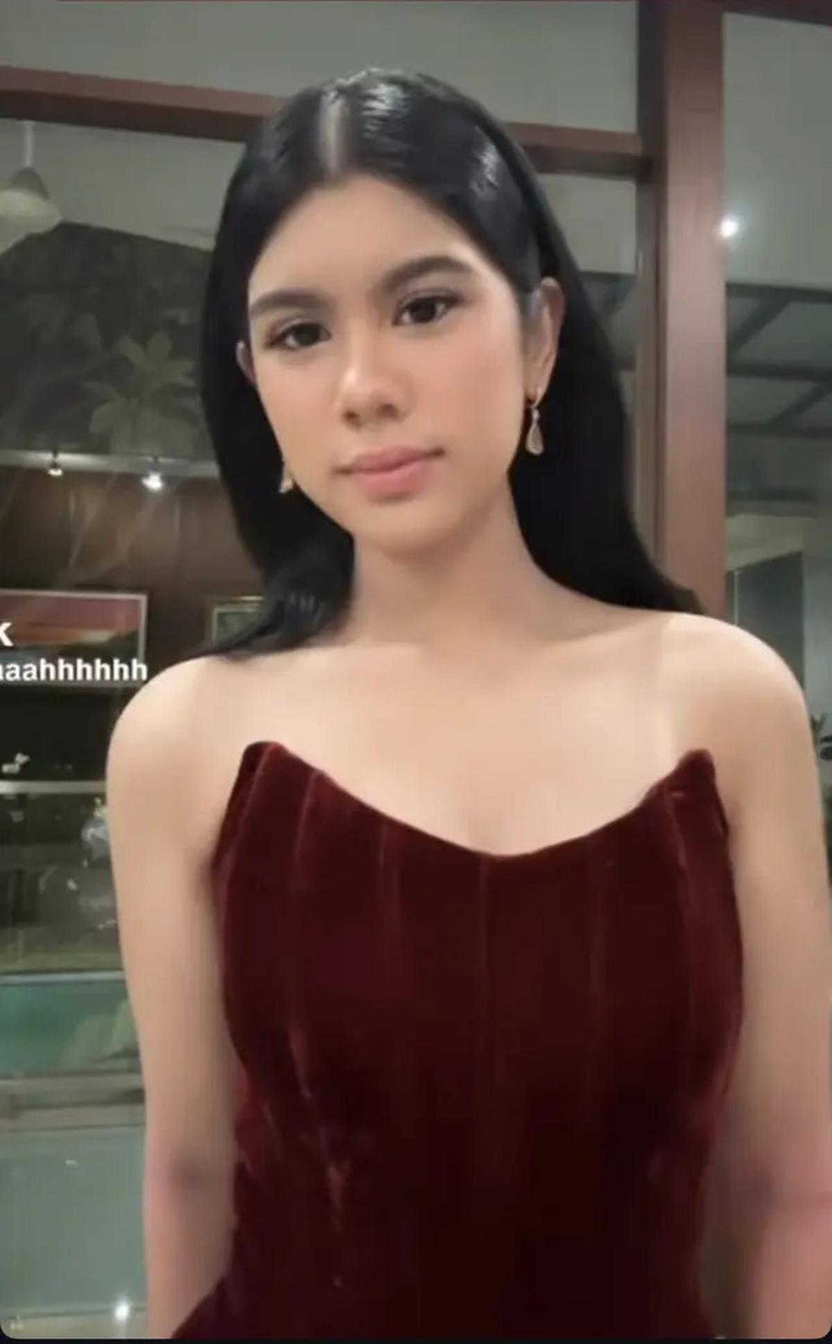 Pesona Almira Putri Annisa Pohan saat Hadir Prom Night Dipulas Makeup Natural dengan Atasan Bustier yang On Point