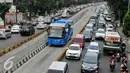 Bus Transjakarta melintas dengan lancar di Jalan Mampang Prapatan, Jakarta, Selasa (14/6/2016). Untuk menjaga jalur Transjakarta tetap steril, Dishub DKI Jakarta mengerahkan puluhan petugas. (Liputan6.com/Yoppy Renato)
