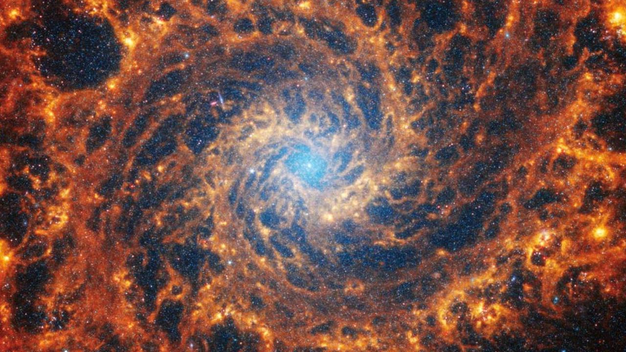 Kumpulan gambar baru yang diambil oleh Teleskop Luar Angkasa James Webb menunjukkan dengan sangat rinci 19 galaksi spiral yang berada relatif dekat Bima Sakti. Temuan ini&nbsp;memberikan petunjuk baru tentang pembentukan bintang serta struktur dan evolusi