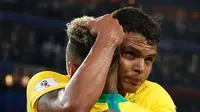 Bek Brasil, Thiago Silva berselebrasi usai mencetak gol ke gawang Serbai pada pertandingan grup E Piala Dunia 2018 di Stadion Spartak, Rusia (27/6). Brasil menang 2-0 atas Serbia dan melaju ke babak 16 besar dengan poin 7. (AP Photo/Rebecca Blackwell)
