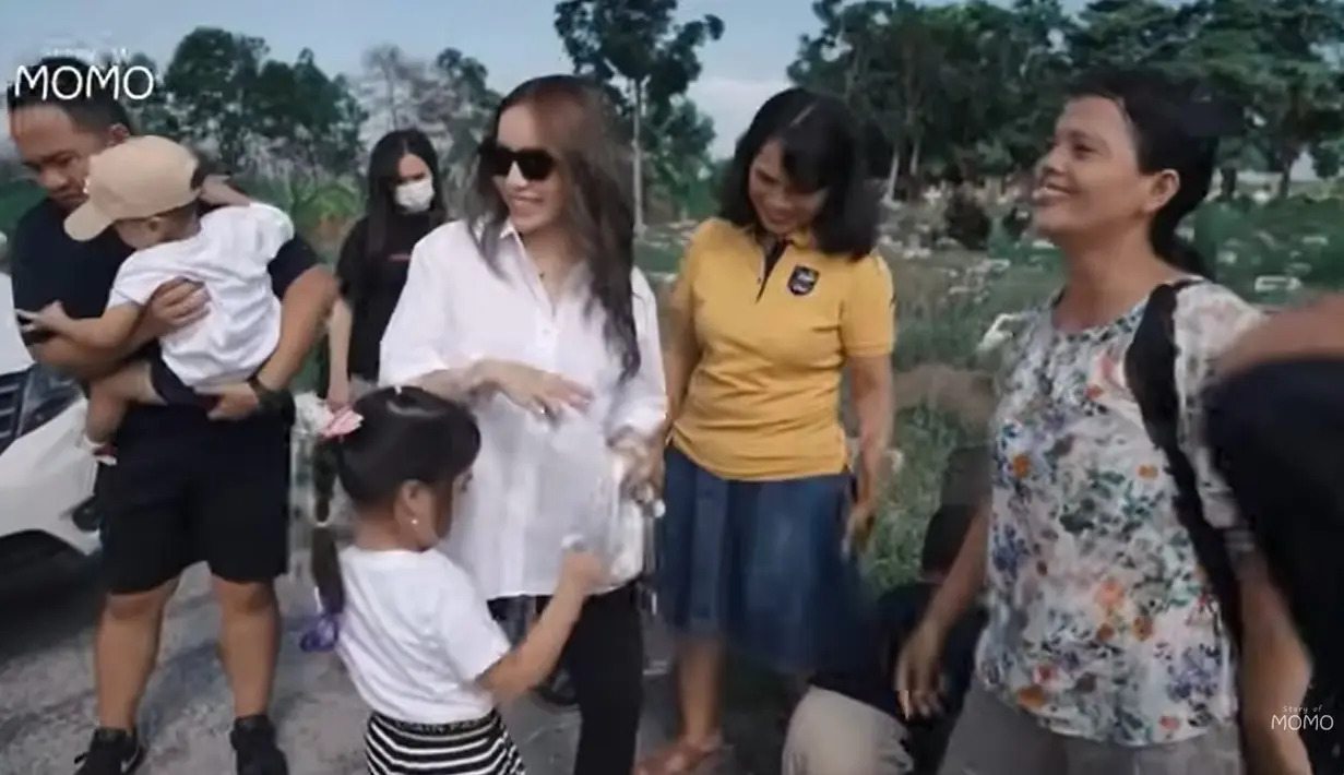 Dalam momen pulang kampung kali ini, perempuan dua orang anak itu juga mendatangi makam sang ayah, Jabonar Sinaga yang meninggal dunia pada tahun 2017 silam. Momen Momo bertemu dengan keluarga di Pekanbaru. [Youtube/Momo Youtube Channel]
