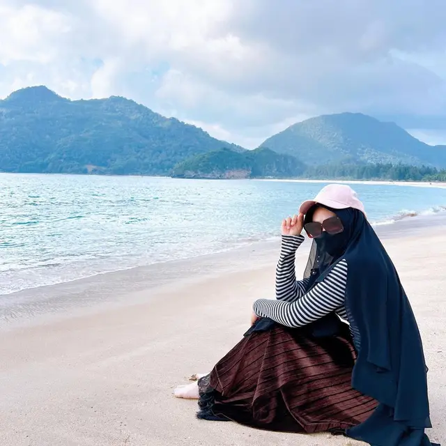 6 Potret Shindy Putri Kakak Ria Ricis Pakai Cadar, Makin Anggun