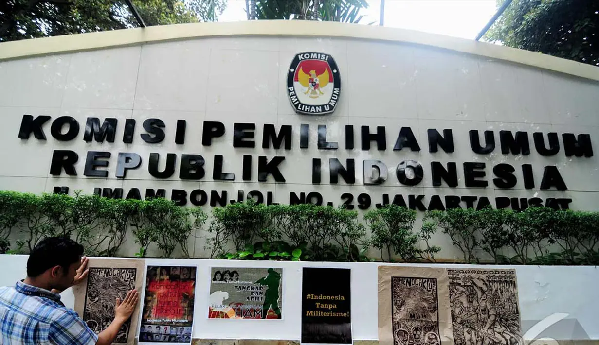 Aneka macam gambar dan poster ditempel di depan kantor KPU. Poster tersebut berisi tentang penolakan terhadap militerisme di Indonesia, Jakarta, Senin (7/7/2014) (Liputan6.com/Faizal Fanani)