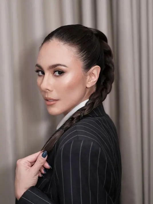 Dipulas MUA Indah Syafha, Wulan Guritno tampil menawan dengan makeup smokey nude yang glowing [@wulanguritno]