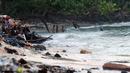 Beberapa anak bermain di pantai Pasir Putih, Manokwari, Papua Barat, Senin (15/8). Tampak, sampah berserakan di pantai Pasir Putih, kondisi ini bisa mengurangi daya tarik wisatawan menikmati keindahan alam Papua Barat. (Liputan6.com/Helmi Fithriansyah)