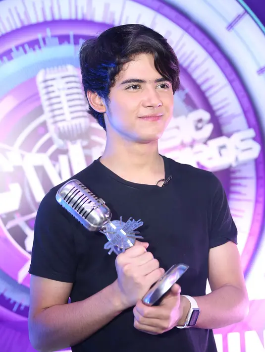 Peraih Penyanyi Solo Pria Paling Ngetop, SCTV Music Awards 2016 ini mengaku bahwa sampai sekarang ini, ia masih ingin sendiri. Ia akan fokus meniti kariernya. (Nurwahyunan/Bintang.com)