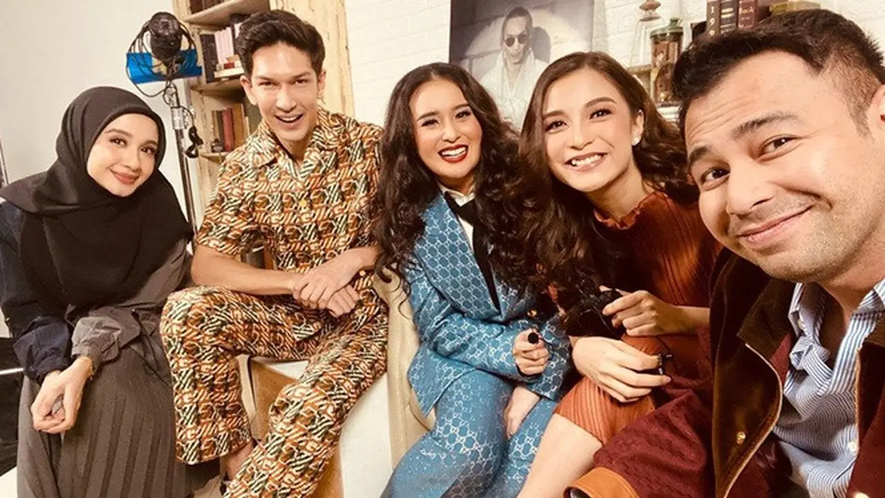 7 Momen Seru BBB dan Melly Goeslaw saat Pemotretan, Tetap Kompak