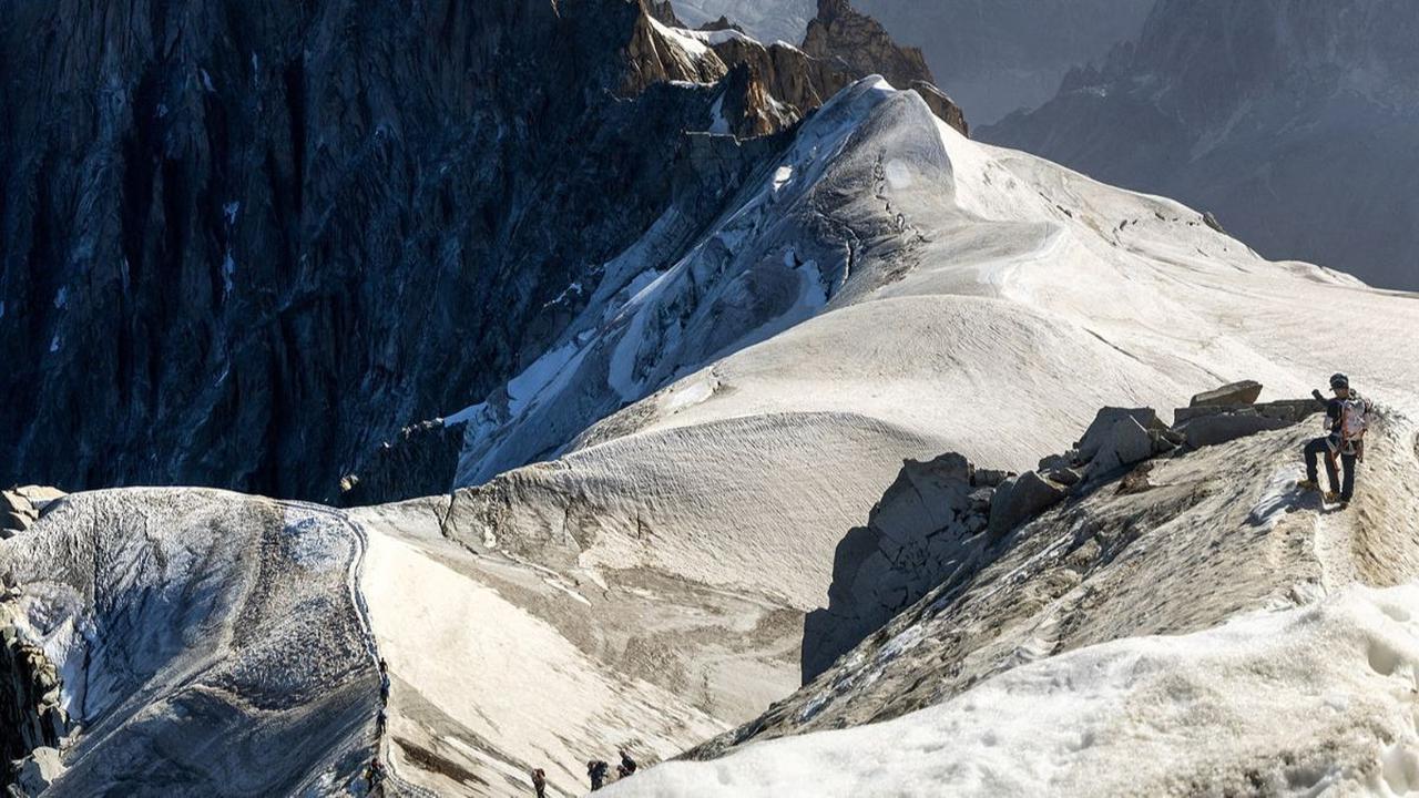 Gelombang panas yang memanggang Eropa turut melanda puncak tertinggi di kawasan tersebut, yakni Gunung Mont Blanc di Prancis, pada pertengahan Agustus 2023 lalu. Menurut tim penyelamat, kondisi ini meningkatkan risiko runtuhan batu dan pembukaan celah-cel