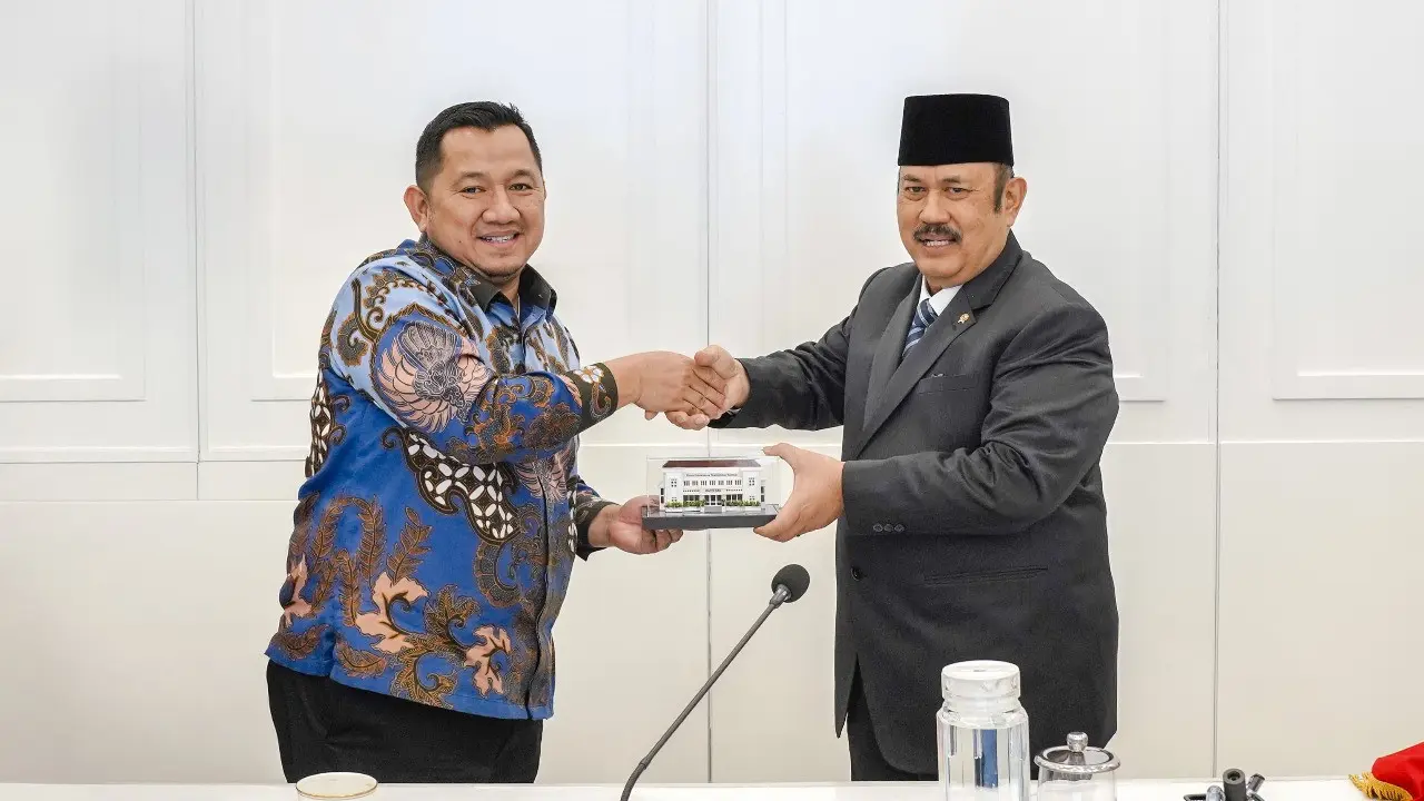 Bupati Penajam Paser Utara (PPU) Mudyat Noor (kiri) dan Menteri PPN/Kepala Bappenas Rachmat Pambudy (Istimewa)