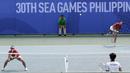 Ganda putri Indonesia, Beatrice Gumulya / Jessie Rompies, saat melawan wakil Thailand pada laga final SEA Games 2019 di Tennis Court Rizal Memorial Sports Complex, Manila Sabtu (7/12). Indonesia menang dengan skor 6-3 dan 6-3. (Bola.com/ M Iqbal Ichsan)