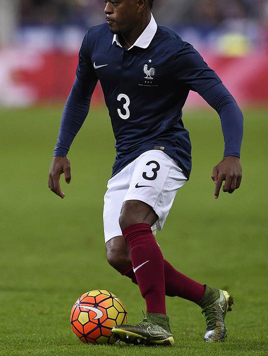 5. Patrice Evra, mantan bintang bek sayap Manchester United ini ban kaptennya pernah dilepas karena mogok latihan pada Piala Dunia 2010. Sikapnya yang kurang terpuji itu masih diingat publik Prancis yang membuatnya kurang disukai. (AFP/Franck Fife) 