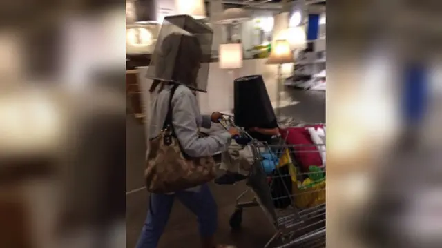 Kejadian absurd bisa datang secara tiba-tiba, terkadang tak dapat diabadikan lewat jepretan kamera.
