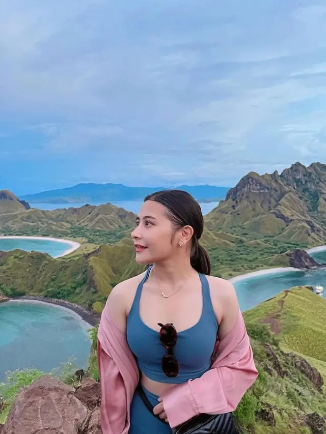 Outfit Prilly Latuconsina dalam Balutan Biru