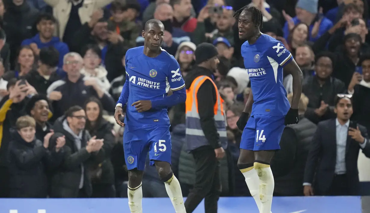 Nicolas Jackson dari Chelsea melakukan selebrasi usai mencetak gol ke gawang Tottenham Hotspur pada laga Liga Inggris di Stadion Stamford Bridge, Jumat (3/4/2024).  (Foto AP/Kirsty Wigglesworth)
