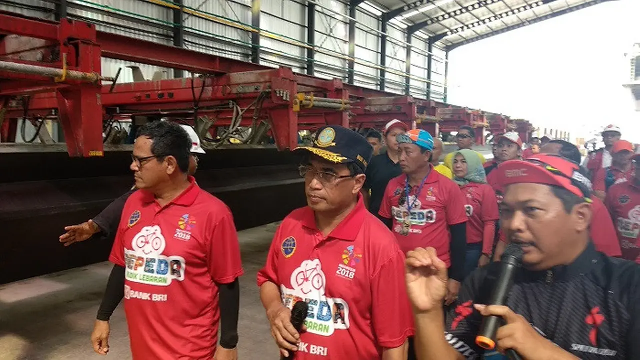 Menhub Budi Karya Sumadi meninjau pembangunan proyek LRT di Plant Precast LRT Pancoran, Jakarta (Dok Foto: Liputan6.com/Maulandy Rizky Bayu Kencana)