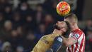 Pemain Stoke City, Ryan Shawcross (kanan) berduel dengan pemain Arsenal, Olivier Giroud (kiri) dpada lanjutan liga Premier Inggris di Stadion Britannia, Stoke-on-Trent, Minggu (17/1/2016). (AFP Photo/Oli Scarff)