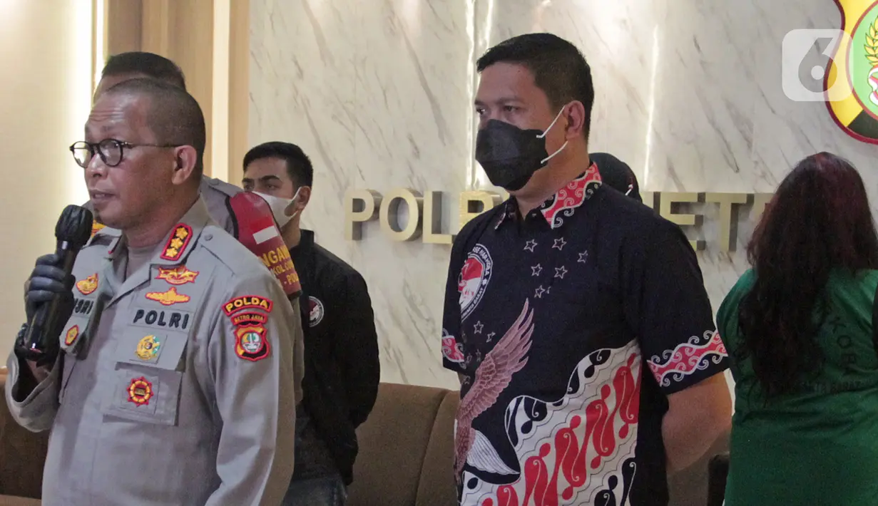 Kabid Humas Polda Metro Jaya Kombes Pol Yusri Yunus memberikan keterangan saat rilis kasus Narkoba Jennifer Jill di Polda Metro Jaya, Jakarta, Jumat (19/02/2021). Jennifer Jill alais JJ ditetapkan sebagai tersangka kepemilikan sabu seberat 0,39 gram. (Liputan6.com/Herman Zakharia)