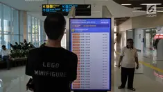 Calon penumpang mengamati jadwal keberangkatan kereta Bandara Soekarno-Hatta di Stasiun Sudirman Baru, Jakarta, Selasa (26/12). Kereta bandara resmi beroperasi perdana dengan tarif promo Rp 30.000 hingga 1 Januari 2018. (Liputan6.com/Faizal Fanani)