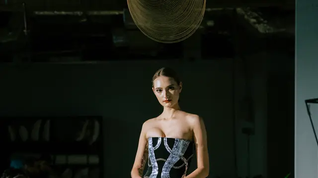 Time Dilation, Perjalanan 15 Tahun Yosafat Dwi Kurniawan dalam Koleksi Bersiluet Adibusana Modern