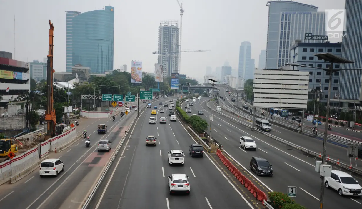 Sejumlah pengendara melintasi tol dalam kota di sekitar Jalan Gatot Subroto, Jakarta, Jumat (1/9). Terkait libur perayaan Idul Adha, sejumlah ruas jalan protokol Ibukota Jakarta terlihat lengang. (Liputan6.com/Helmi Fithriansyah)