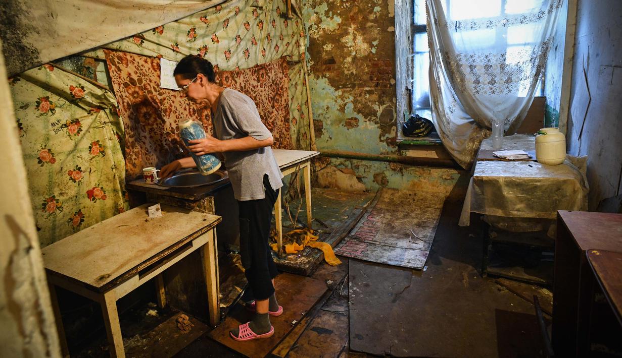 Seorang wanita memasak di dapur umum asrama untuk para pekerja pabrik tekstil Proletarka di Kota Tver, Rusia, 8 Agustus 2020. Pabrik Tver yang terkenal dibuat oleh raja kapas Morozov pada abad ke-19 kini tidak ada lagi. (Alexander NEMENOV/AFP)