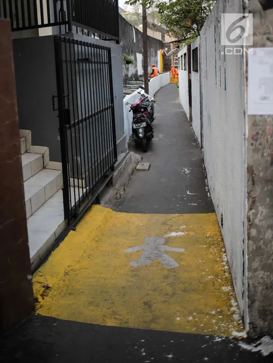 Petugas PPSU menyelesaikan pengerjaan jalur peningkatan aksesibilitas jalan lokal dan kampung menuju Stasiun MRT di Gang Teladan, Cipete Raya, Jakarta, Senin (2/9/2019). Hal ini untuk meningkatkan keamanan bagi pejalan kaki dan pesepeda menuju Stasiun MRT Cipete Raya. (Liputan6.com/Faizal Fanani)