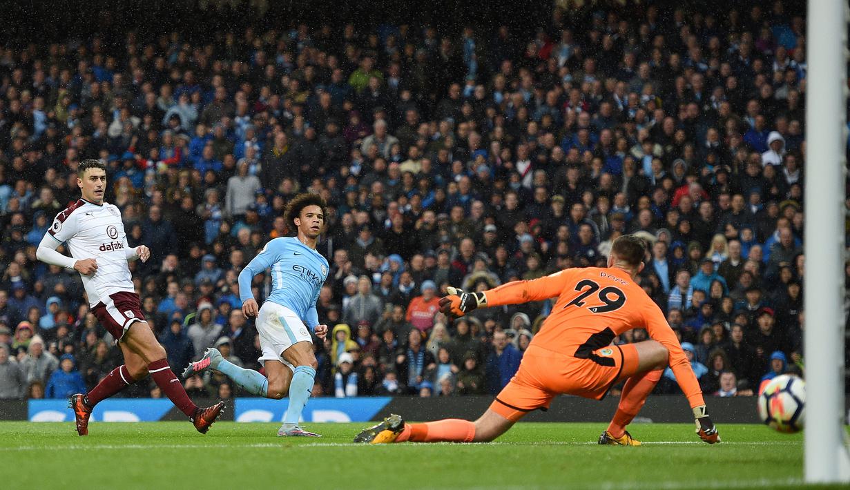 Pemain Manchester City, Leroy Sane (tengah) menyumbangkan satu gol ke gawang Burnley pada laga Premier League di Etihad Stadium, Manchester, (21/10/2017). Manchester City menang 3-0. (AFP/Oli Scarff)