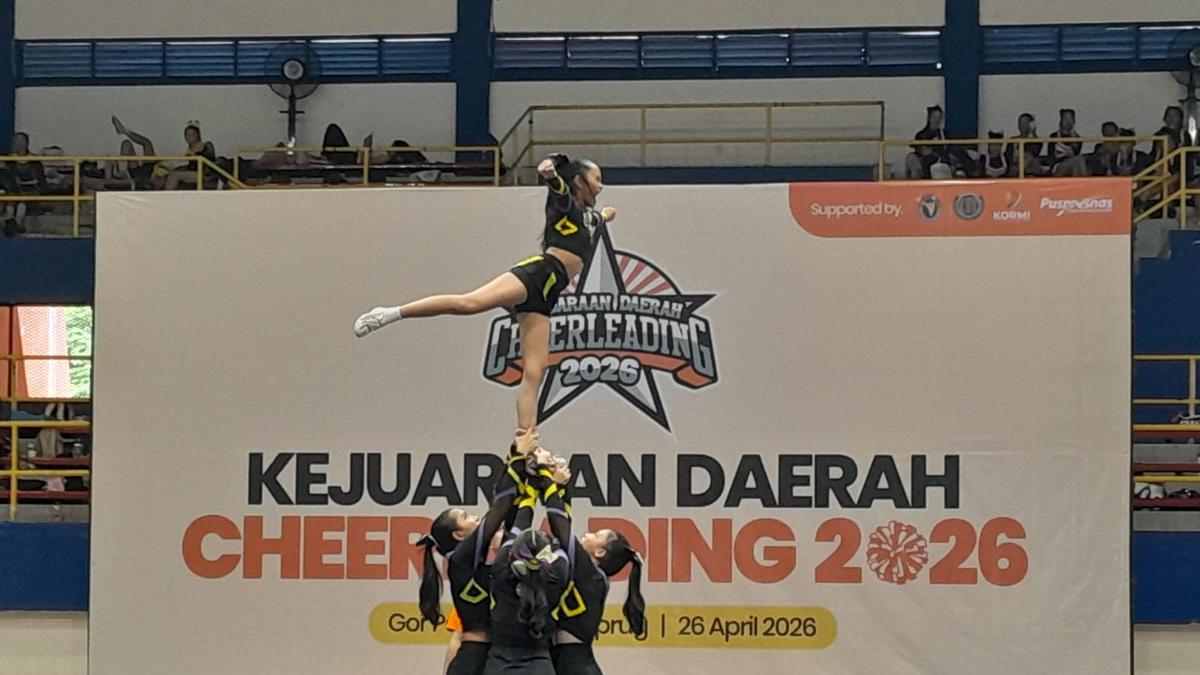 Melihat Aksi Para Cheerleader Berlaga di Kejuaraan Daerah