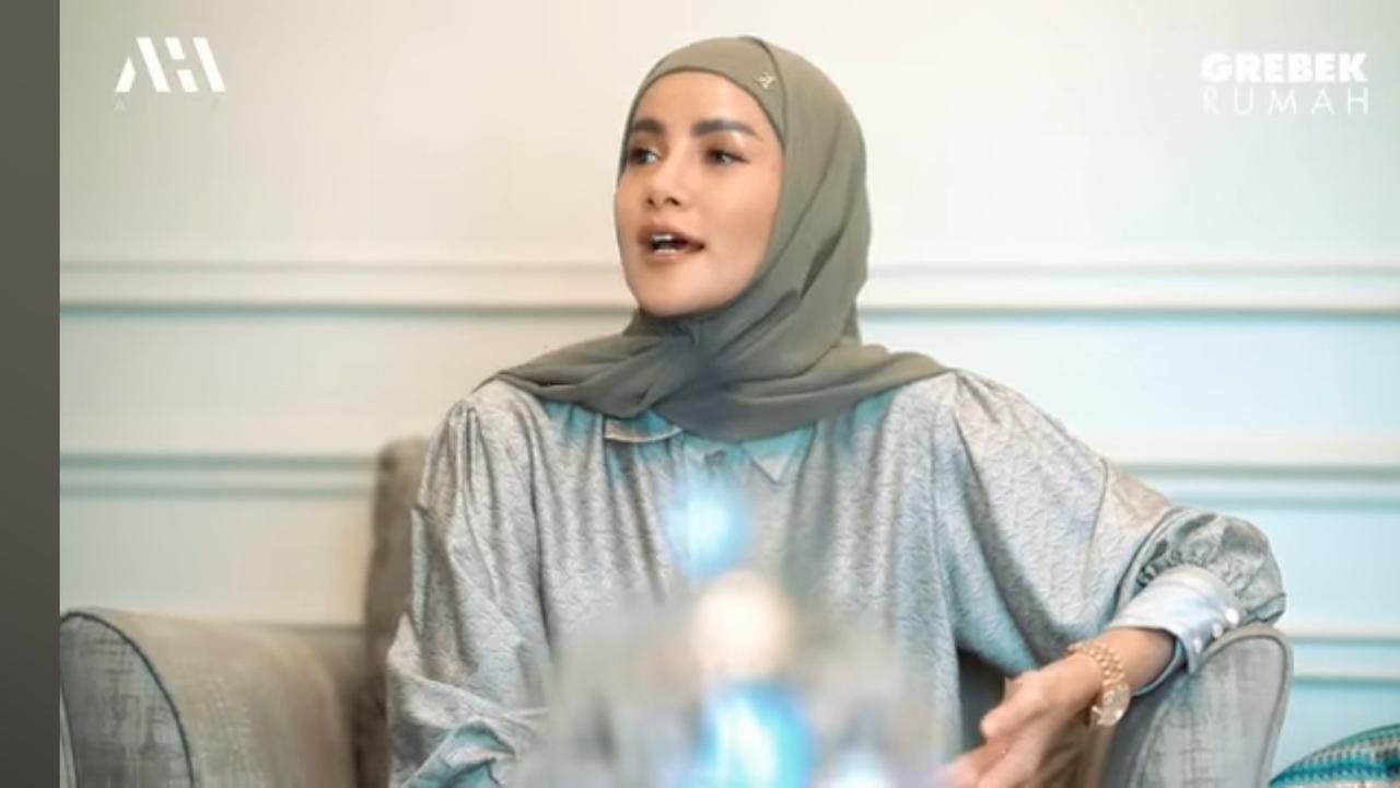 5 Potret Ruang Tamu di Rumah Mewah Olla Ramlan, Ditata Apik Sendiri dengan Nuansa Super Homey yang Bikin Betah