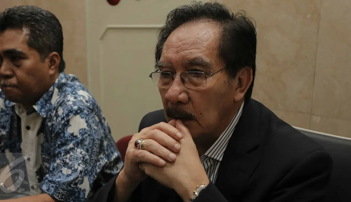 Mantan Ketua KPK Antasari Azhar menggelar konferensi pers seusai membuat laporan di Gedung Bareskrim Polri, Jakarta, Selasa (14/2). Antasari mengaku membuat laporan ke Bareskrim terkait kasus yang membuat dirinya divonis 18 tahun penjara. (Liputan6.com)