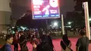 Sejumlah pengunjung memadati sekitaran TIM untuk menyaksikan berlangsungnya fenomena gerhana bulan total, Jakarta, Rabu (31/1). Para pengunjung antusias untuk nonton bareng fenomena Super Blue Blood Moon ini. (Liputan6.com/Immanuel Antonius)