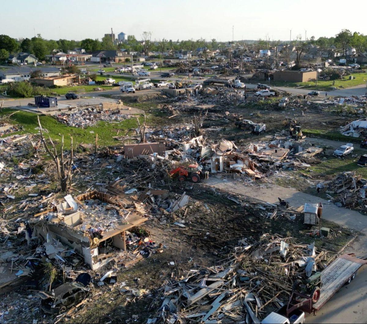 Sejumlah warga mengais barang-barang yang tersisa di antara puing-puing rumah yang hancur karena hantaman tornado di Greenfield, Iowa, Amerika Serikat, pada Kamis (23/5/2024).&nbsp;Sebanyak 5 orang dilaporkan meninggal dunia dan 35 lainnya terluka ketika 